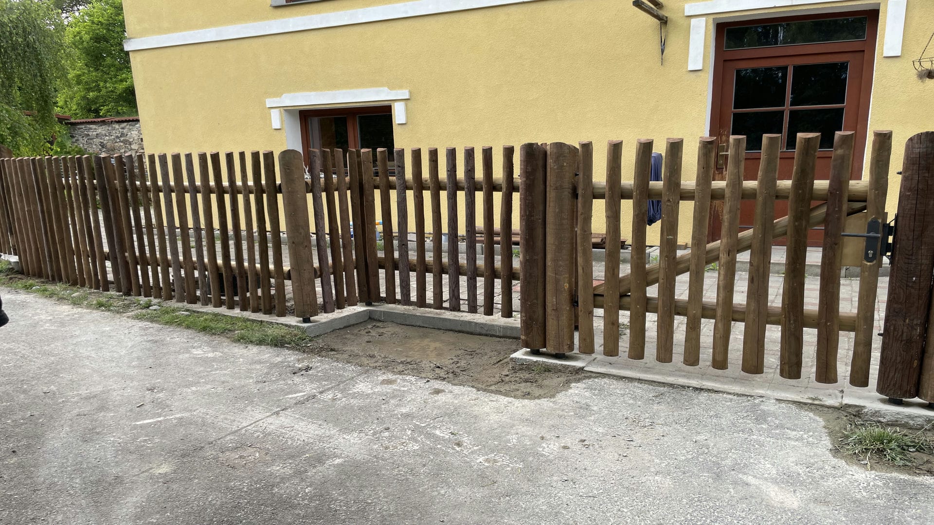 Obrázek 1 / Dřevěné ploty - strojně loupané   - realizace Malhostice 05-2023